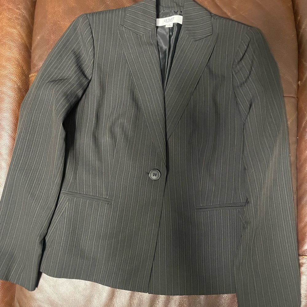 lady’s coat, size 8, beautiful one button coat